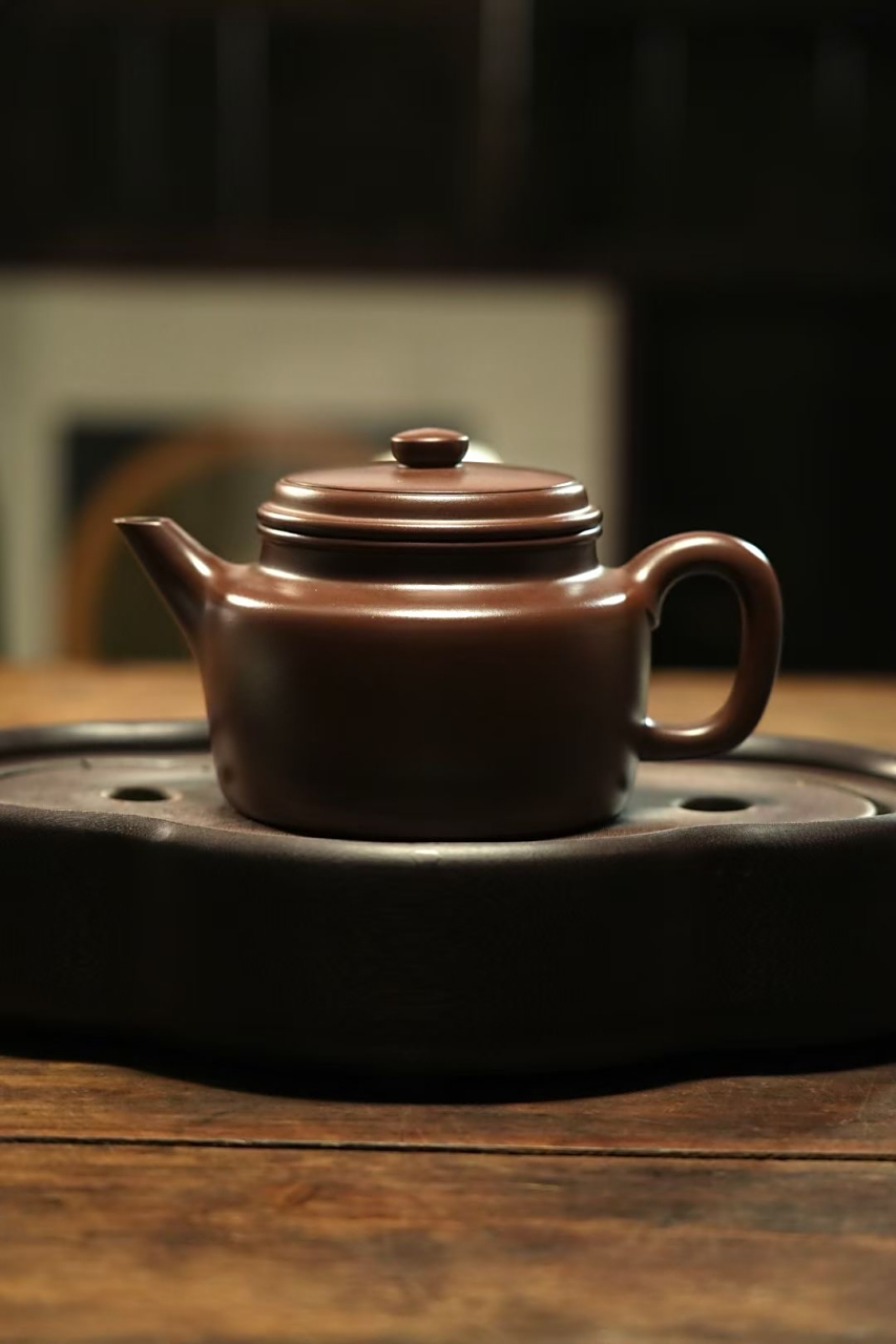 江苏省大师范伟群【大亨德钟】 德钟壶是光素造型砂壶中的佳器之一