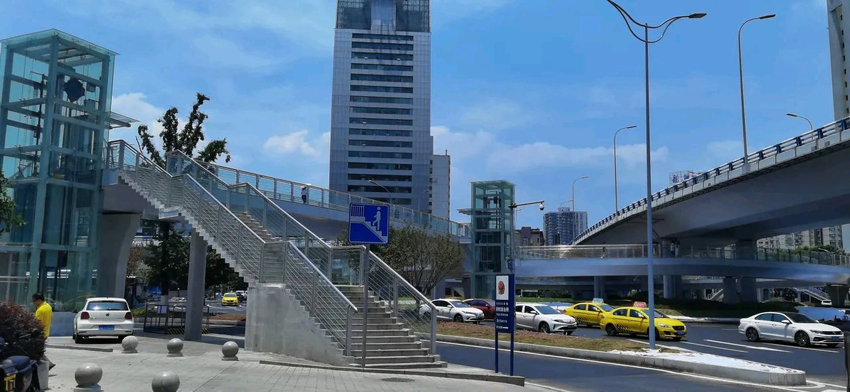 重庆渝北区新牌坊转盘天桥终于修好了,把所有斑马线也磨掉了,立马就不