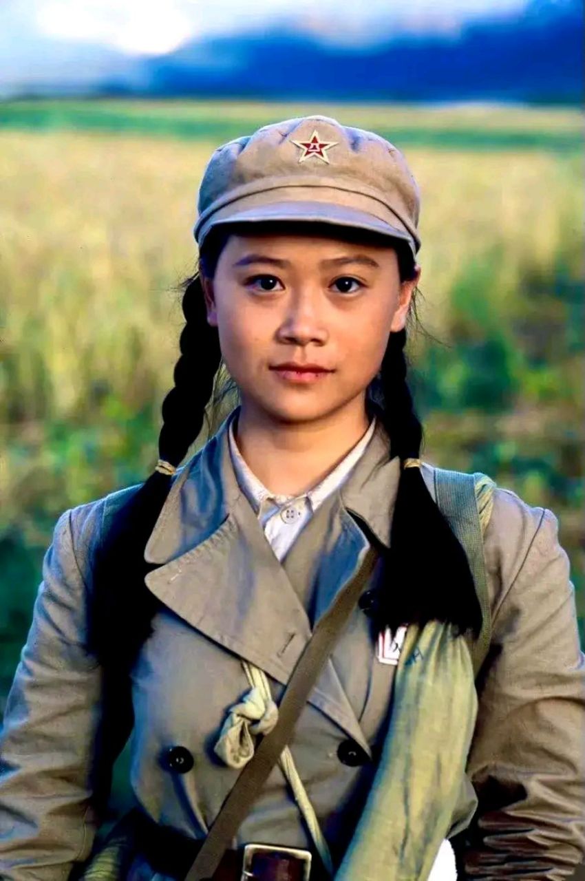 上世纪50年代,一个梳着两条黝黑辫子的年轻女兵的照片,这张照片是当时