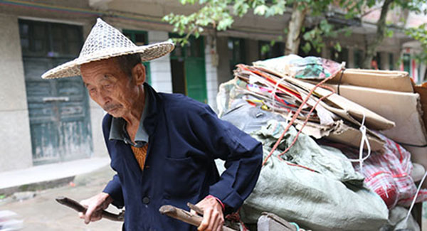 我农村收破烂老头,背着一麻袋钱去儿媳家,被儿媳撵出来,顿悟了