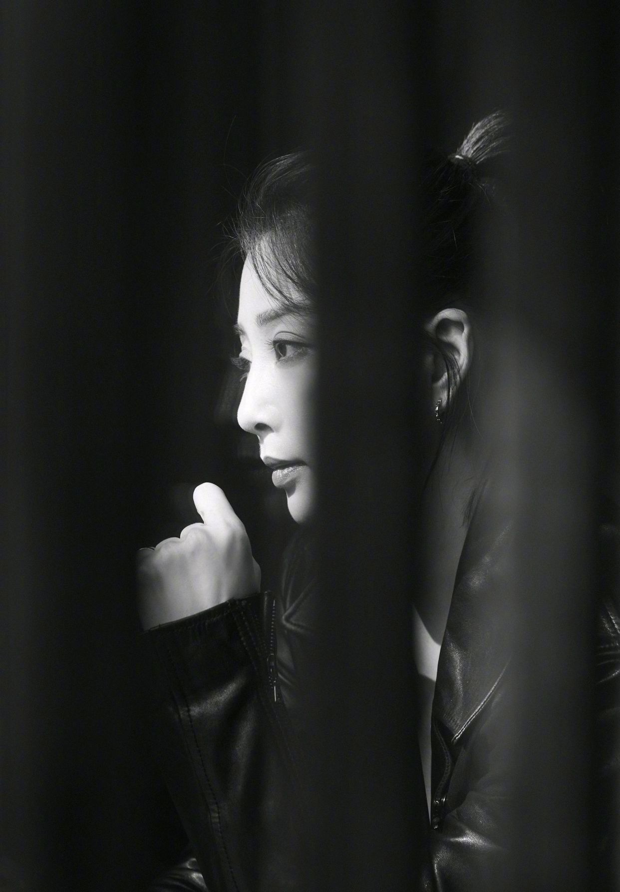 殷桃一组初冬写真释出,一身黑色皮衣酷飒有型