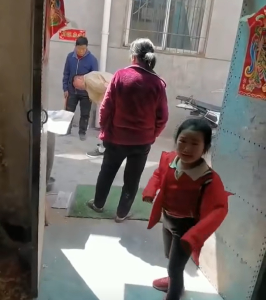 叔叔用大锤猛砸侄子头,亲情能用金钱来衡量吗?