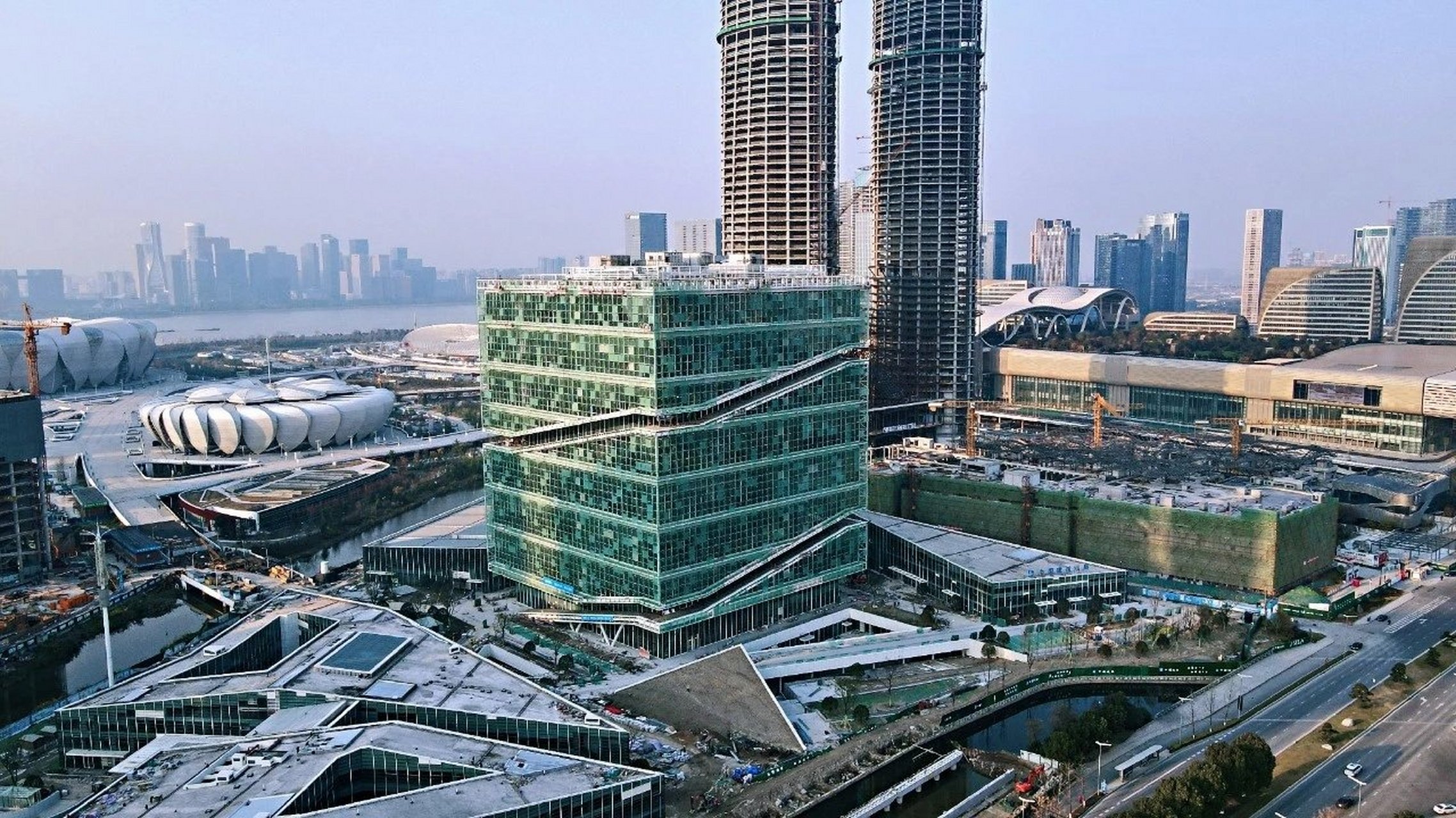 【杭州这个最大"玉琮"亮灯了】 位于钱塘江南岸的奥体博览城灯火通明