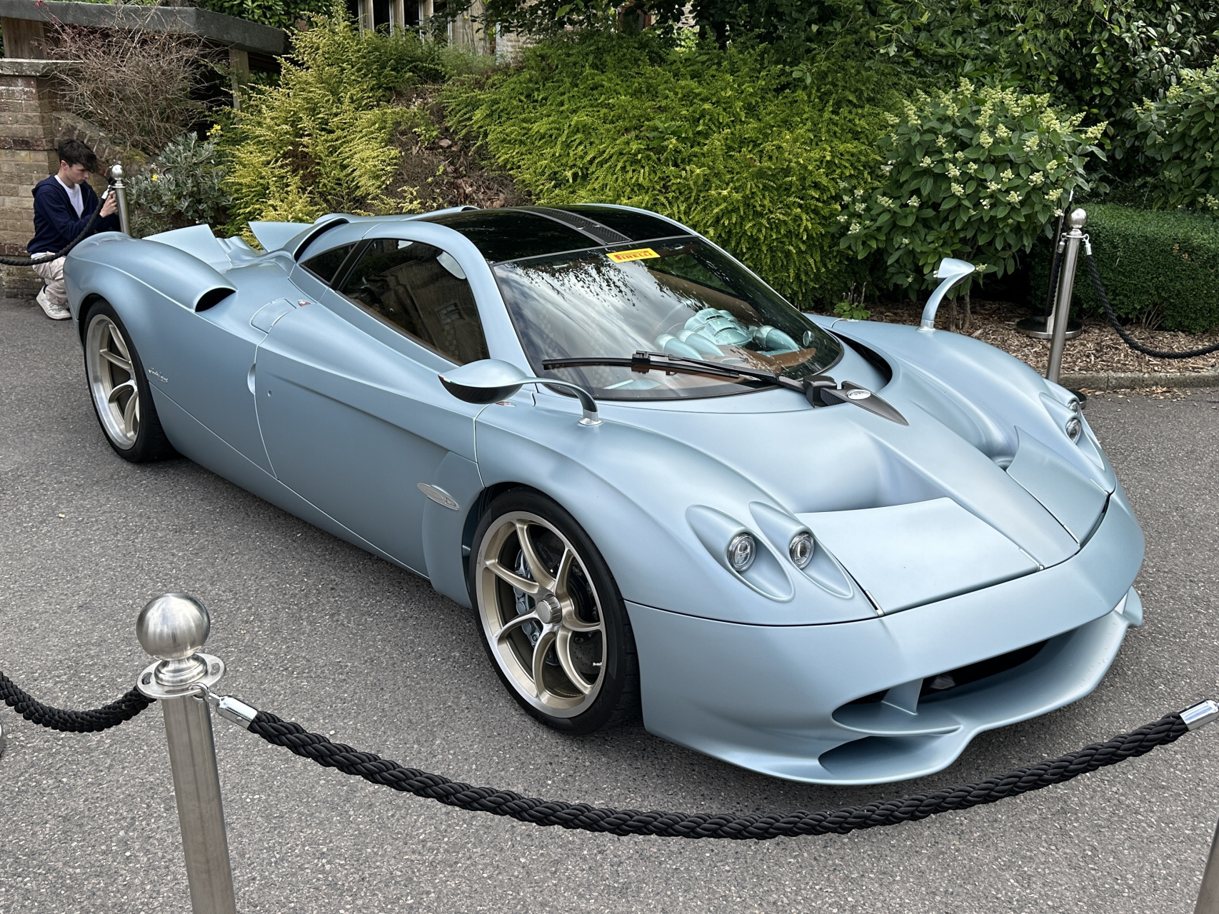 伍德路上看到一台帕加尼huayra codalunga,据说是6 million pounds