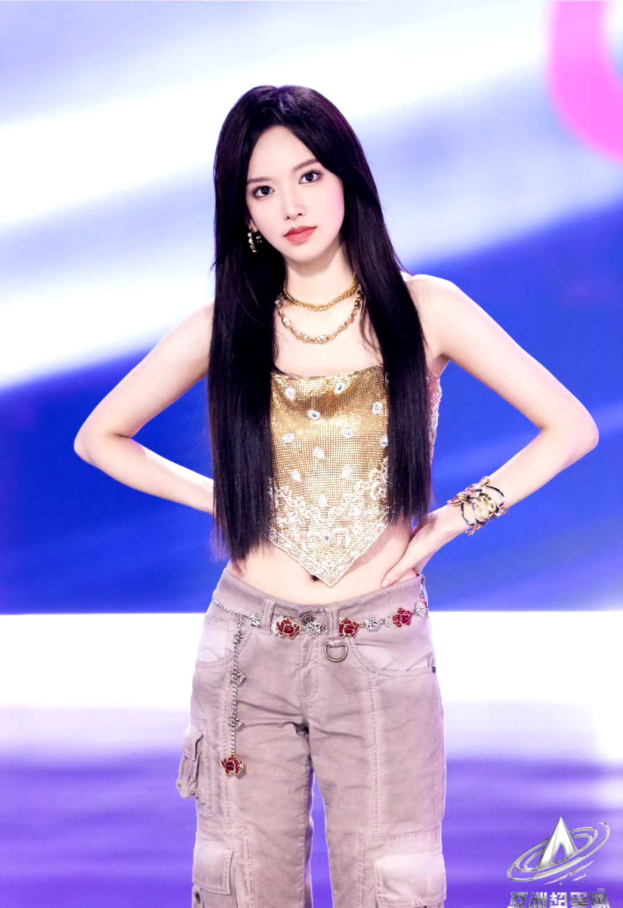 程潇,朱正廷翻跳亚超主题曲,太标准了吧,朱正廷也好帅!