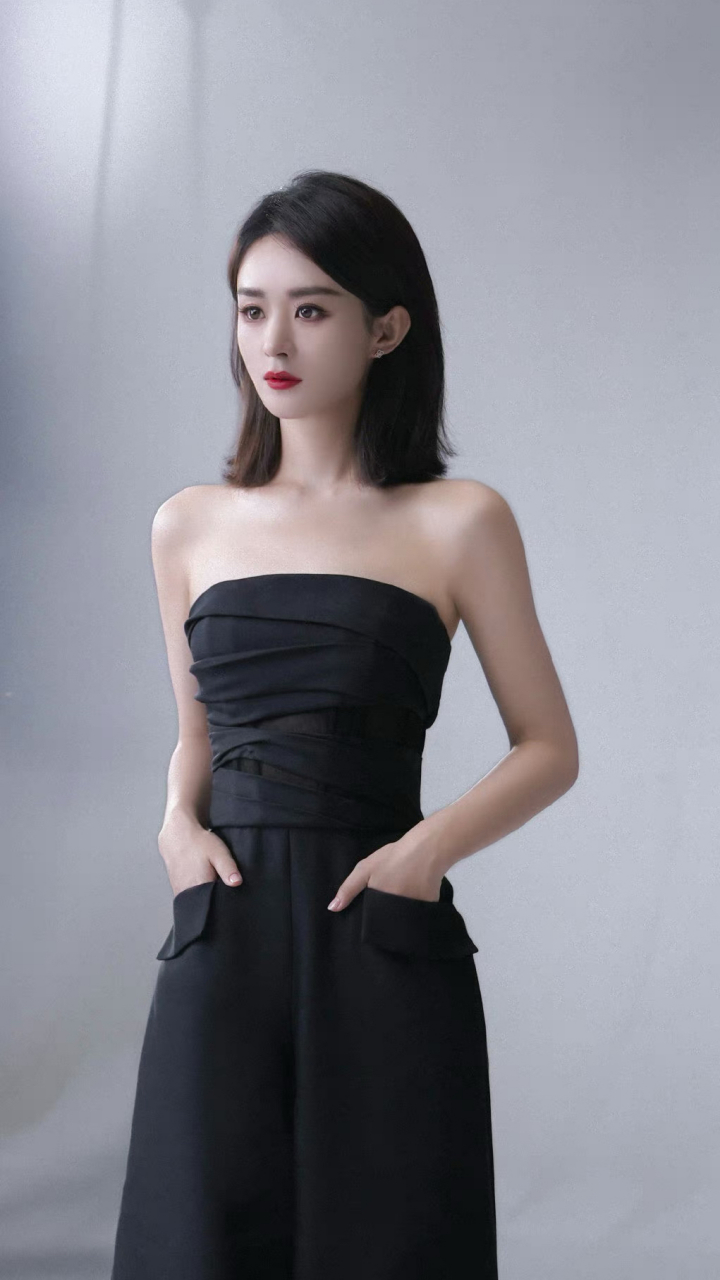 赵丽颖# #赵丽颖黑色抹胸大片#  你们觉得丽颖古装好看还是现代装扮