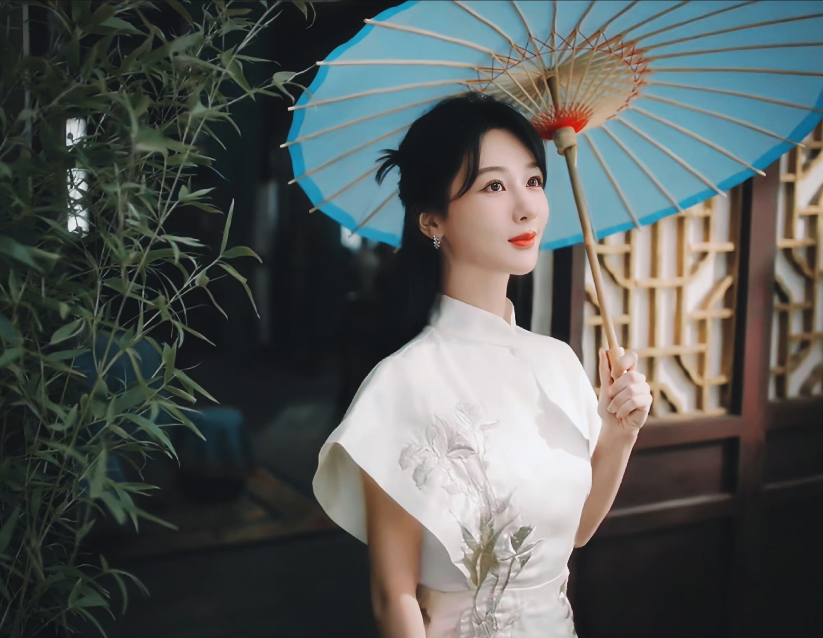 杨紫最新物料释出,旗袍造型韵味十足,好有国风气质.#助我上热门