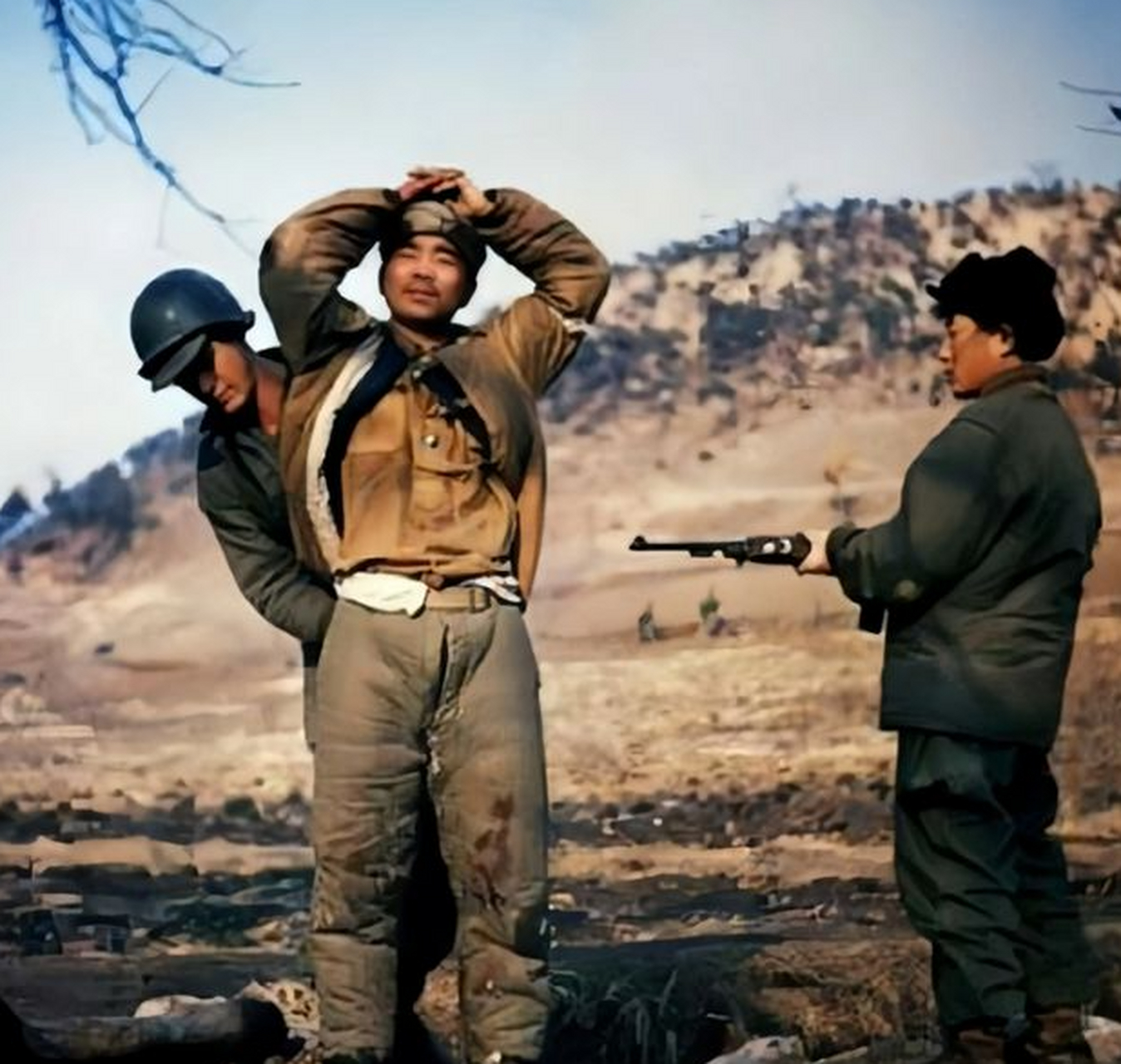 抗美援朝时期,志愿军战士被俘虏的画面,画面中的志愿军战士坐在地上