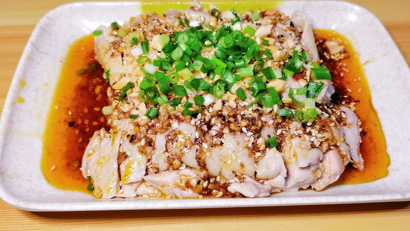 口水鸡还是这样做好吃,掌握小技巧,肉质鲜嫩不柴,真解馋