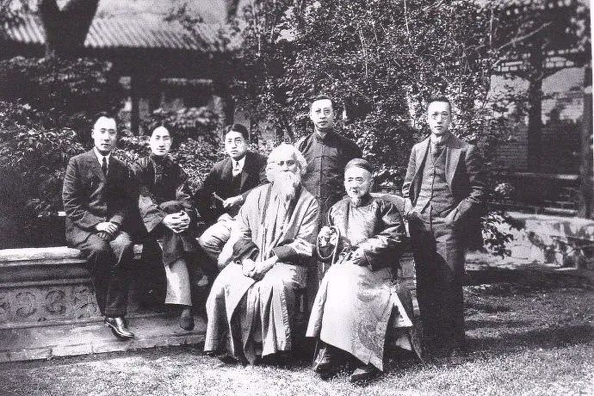 1897年,张之洞60寿宴上,高谈阔论的辜鸿铭被沈曾植当众呛道:"你说的我