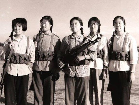 70年代女知青农村旧照,最后一张照片颜值秒杀当今很多女明星