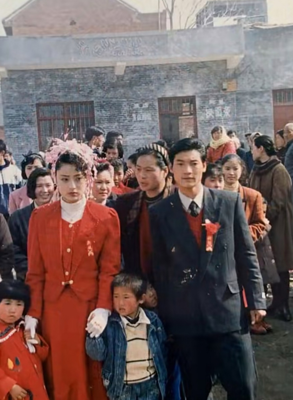 九十年代的农村婚礼,那会儿在农村结婚,家里如果有拖拉机就能算作很好