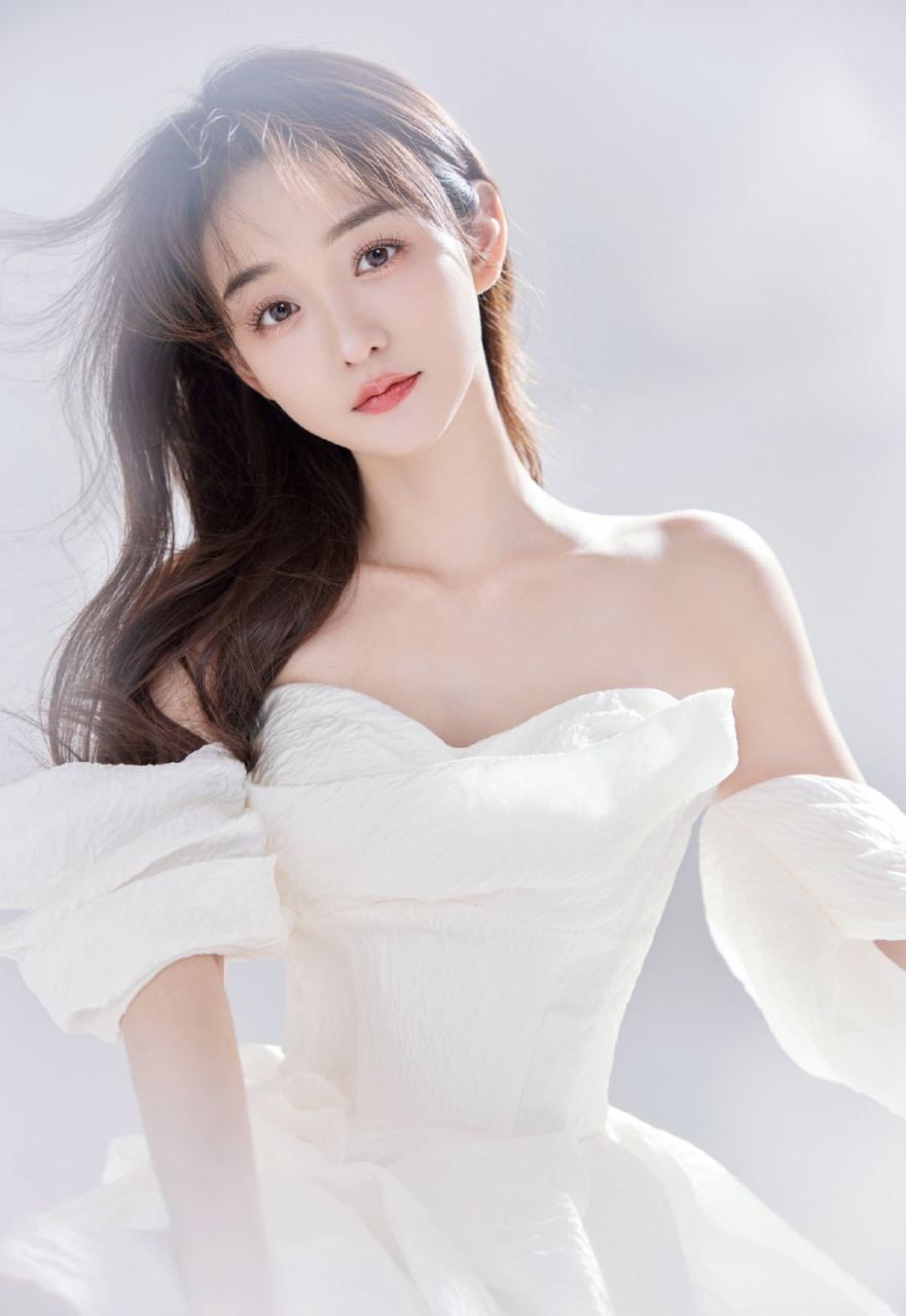 何泓姗# 肤白貌美的容颜,清纯甜美的脸蛋儿,窈窕曼妙的身材,婀娜蹲怂