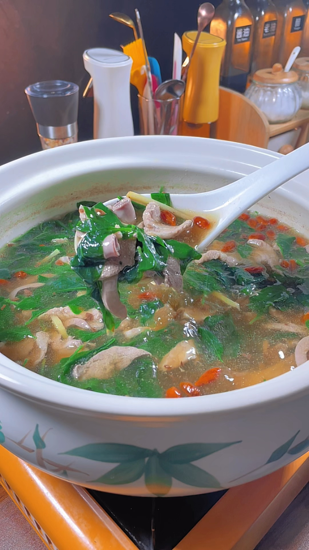 经常熬夜看手机的,一定要学会这个#枸杞叶猪杂汤.清淡爽口又下火!