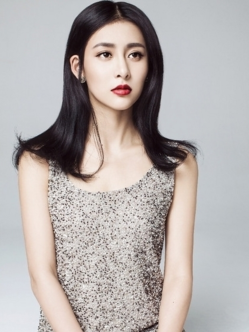 女演员贾青很多观众对她比较熟悉,外形美艳,身材窈窕,也是一个非常洁