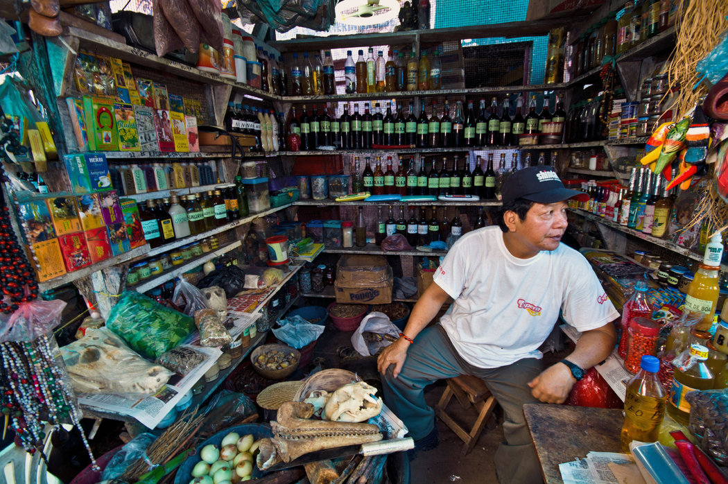 秘鲁伊基托斯的贝伦市场,一家药店出售动物头骨,其中包括一个美洲豹的头骨。