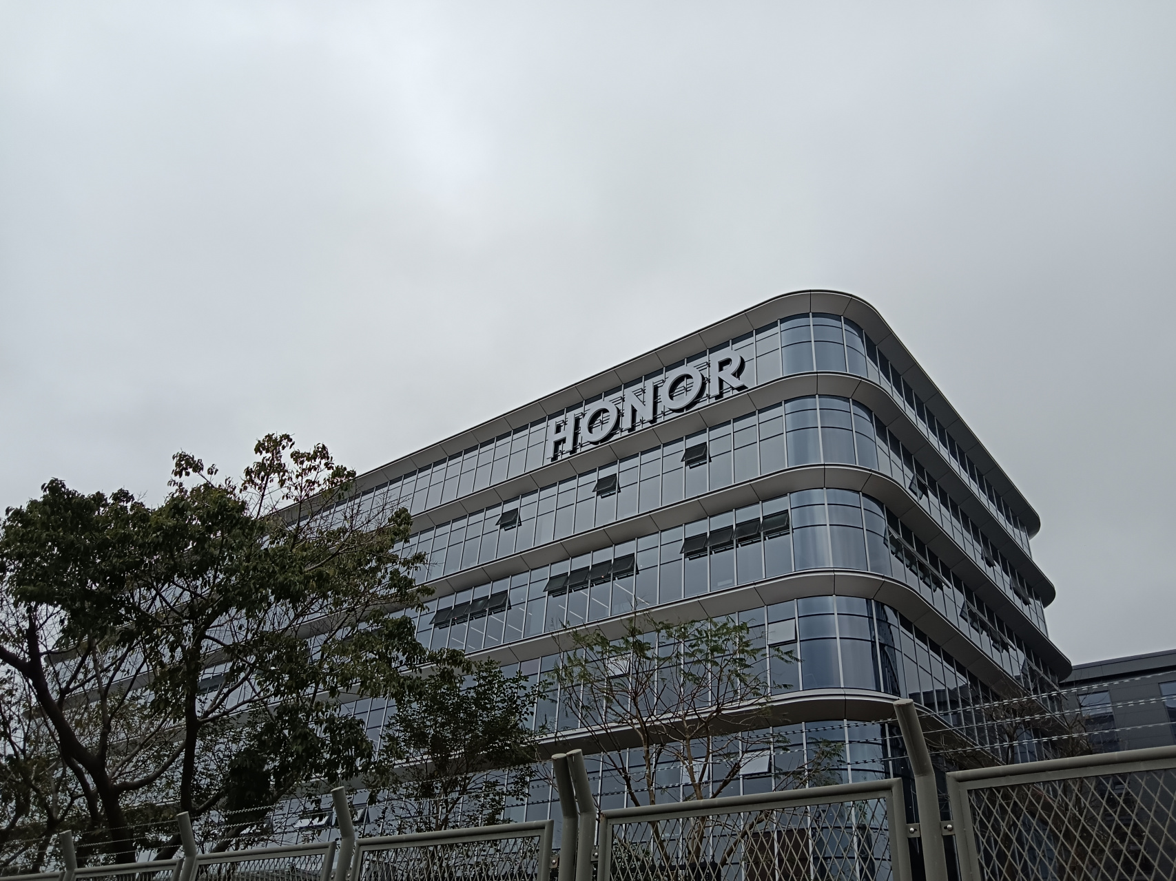 这里是荣耀在深圳坪山新建的工业园,从华为分出来之后依然保持着华为