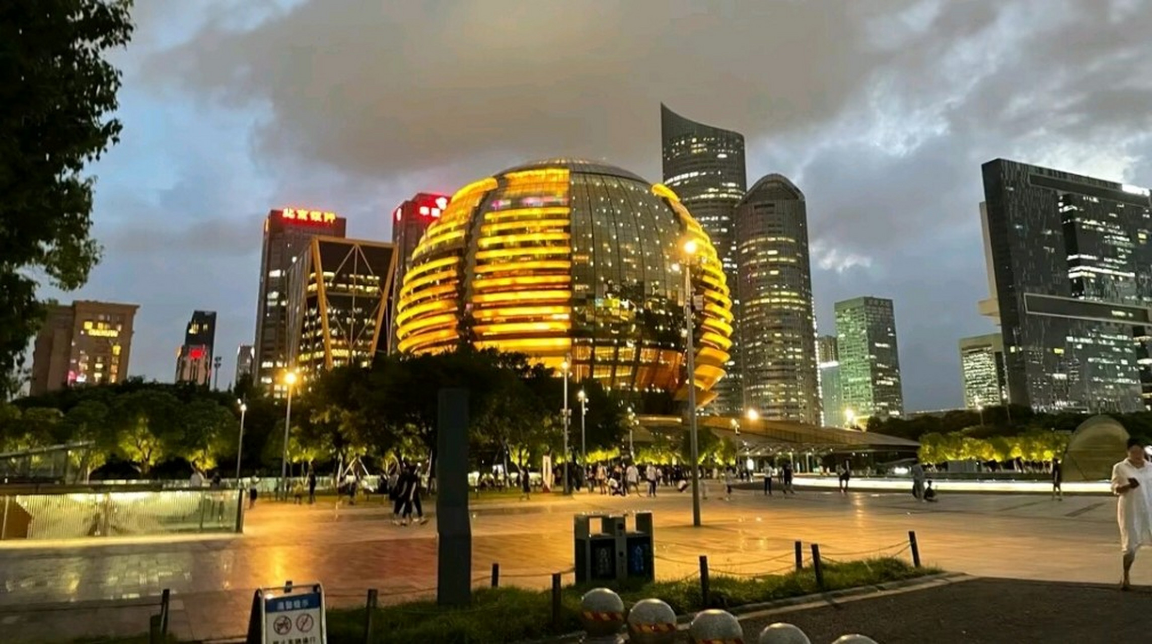 城市阳台是杭州城市的一处美景,它位于市民中心的正对面,临江中轴线上