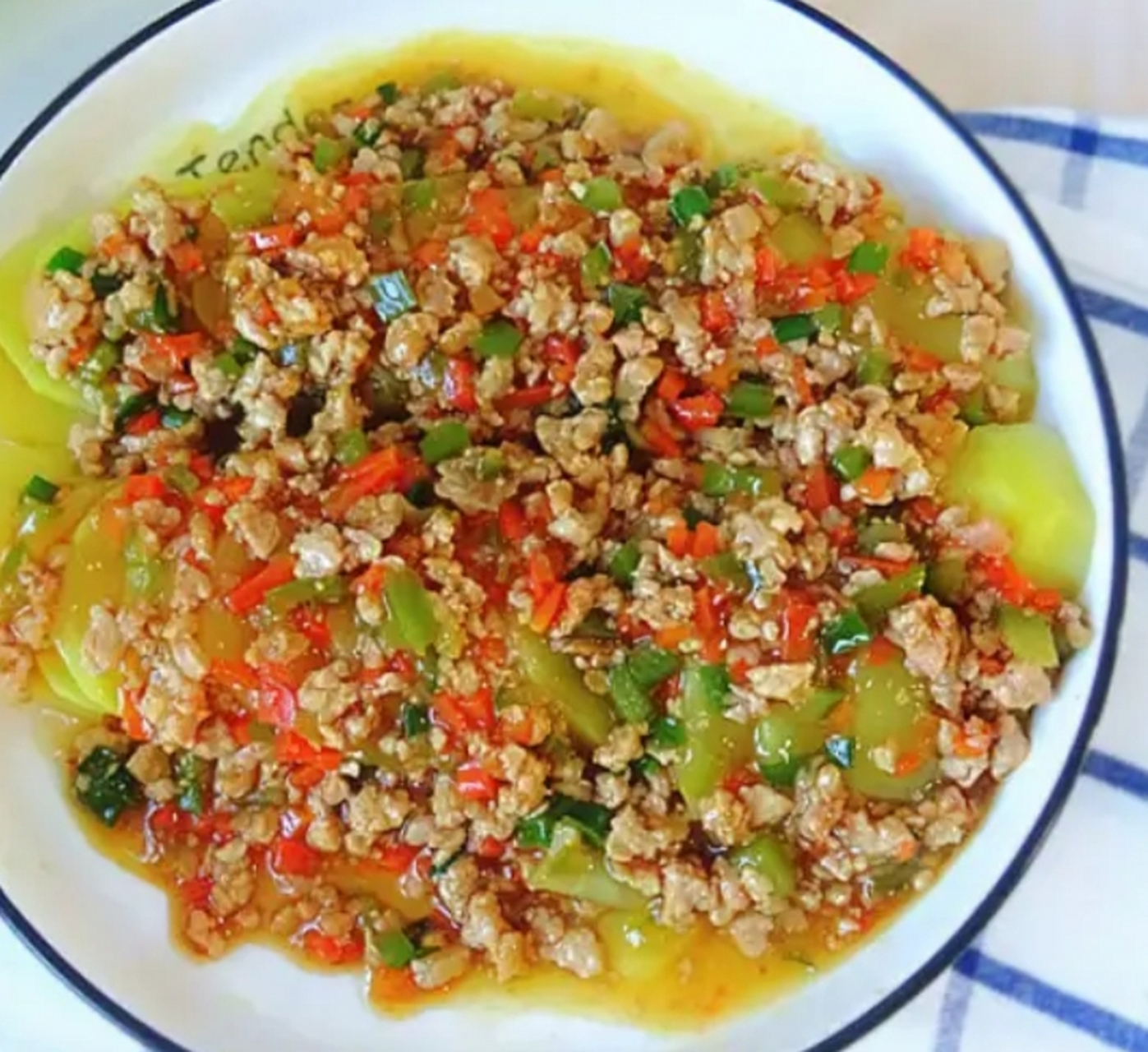 我的美食分享#  肉末土豆片  做法:  1:土豆去皮洗净,切成略厚的片