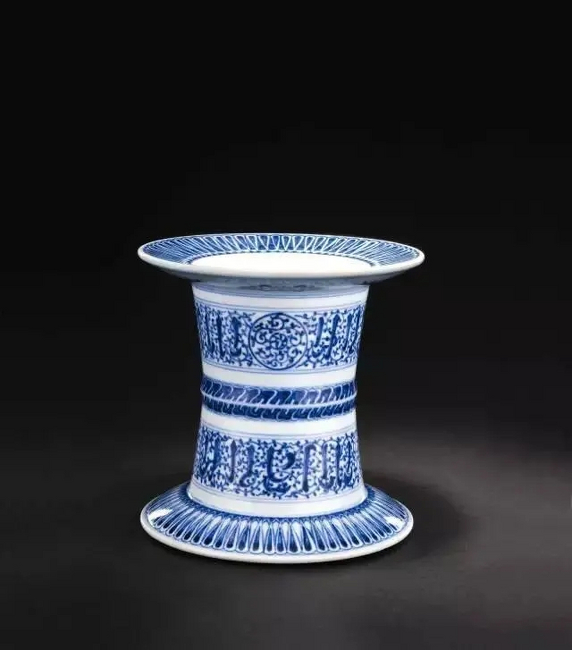 大口,短颈,圆腹,圜底,造型似鱼篓,故名.