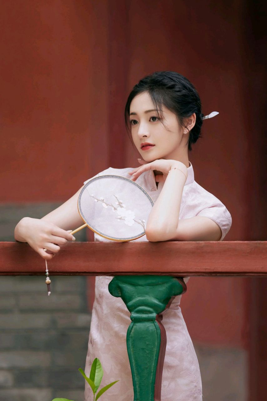 八卦娱乐明星# #古典国风美人# #周洁琼# 周洁琼旗袍造型,你喜欢吗?