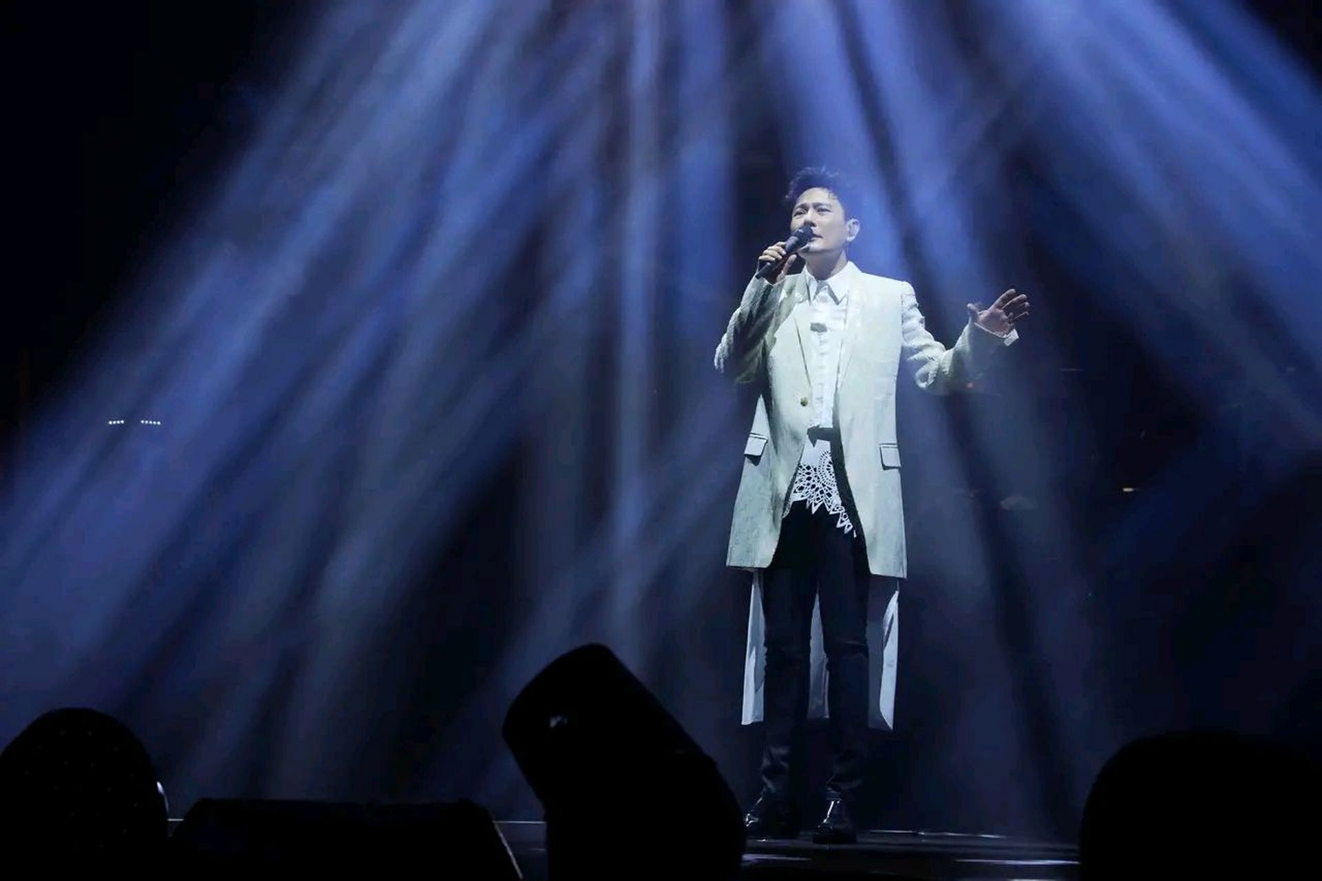 张信哲演唱会照片,你还会想起他吗?  男和女,我和你,都逃不过爱情  给