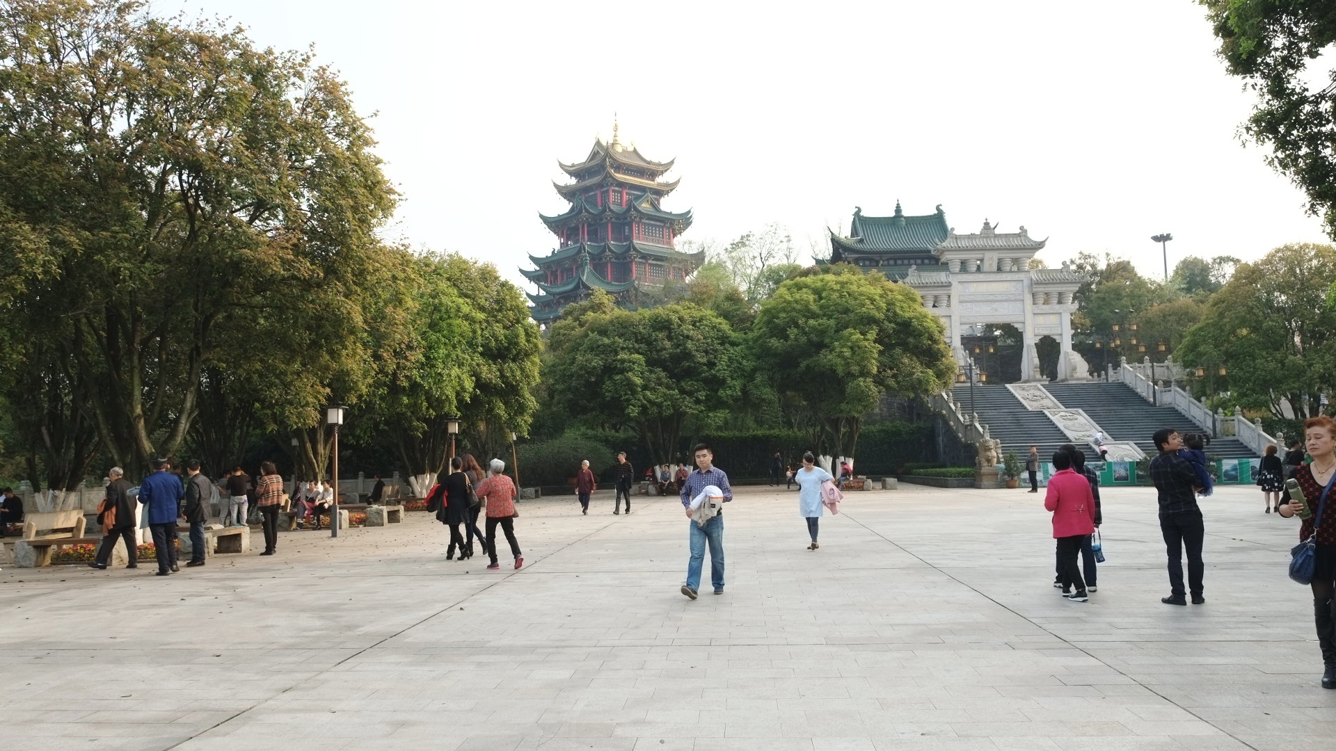 共七层,海拔高度468米左右,登临山顶鸿恩阁观景台,可览江北区,渝北区