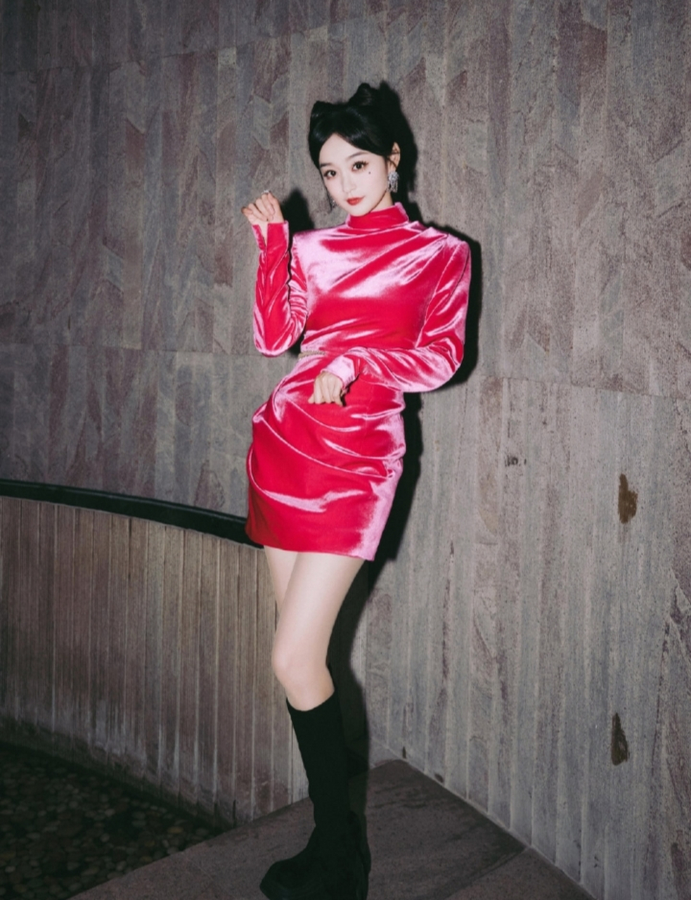 何泓姗 惊艳性感穿搭 那一抹红 好像会发光似的 真的太美了 美出了