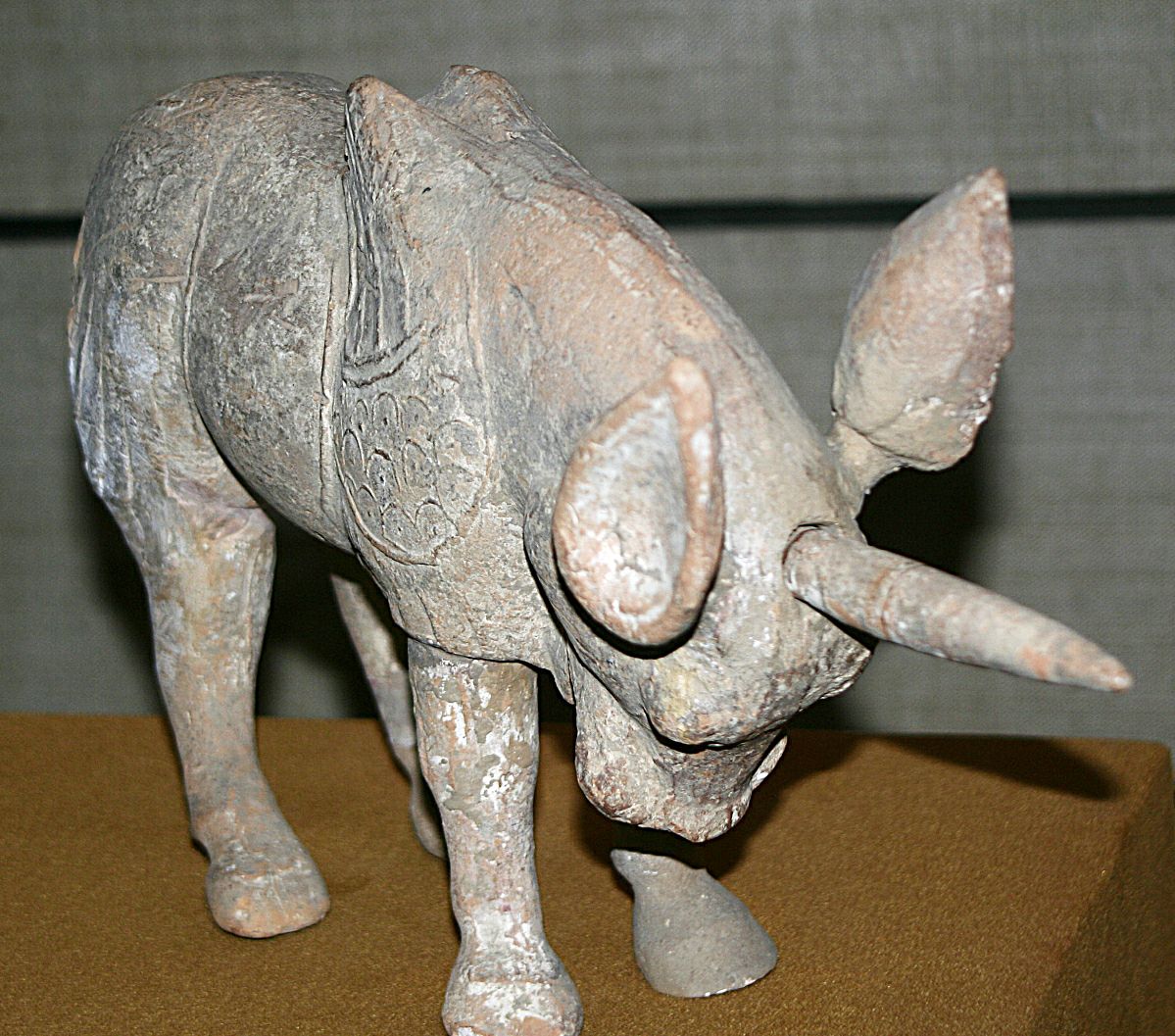 龙生九子狴犴原型应为独角犀牛和刑狱之祖皋陶,至今立于法院门前