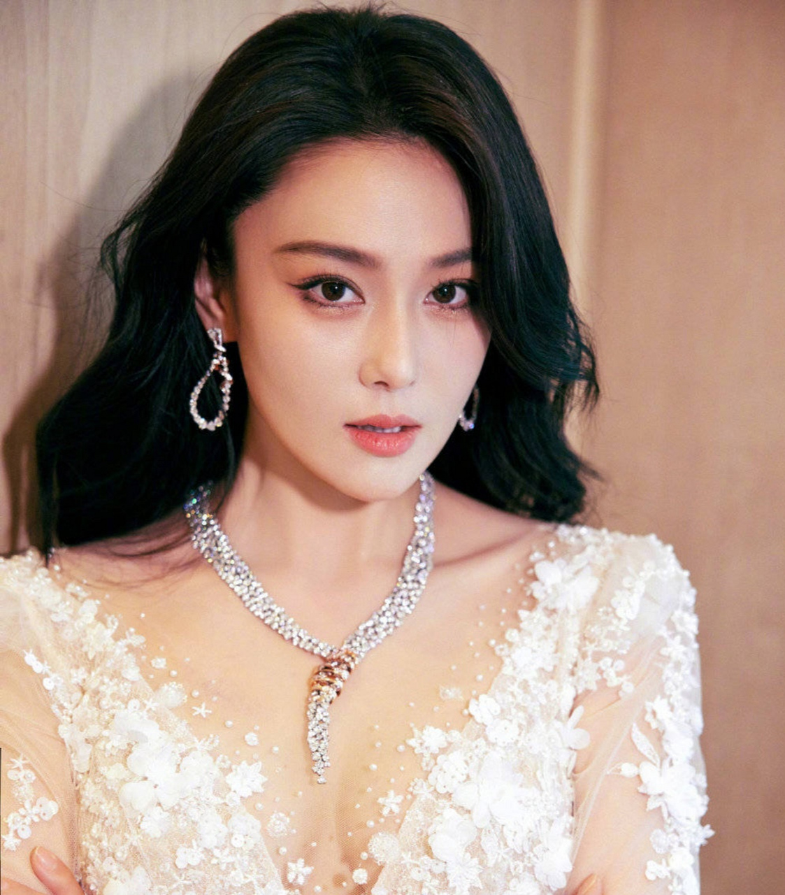 张馨予最新白色半透明蕾丝礼服裙性感迷人,白色珍珠与银蛇项链锦上添