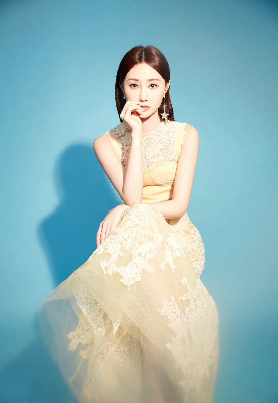 美女林鹏出席活动大秀美足