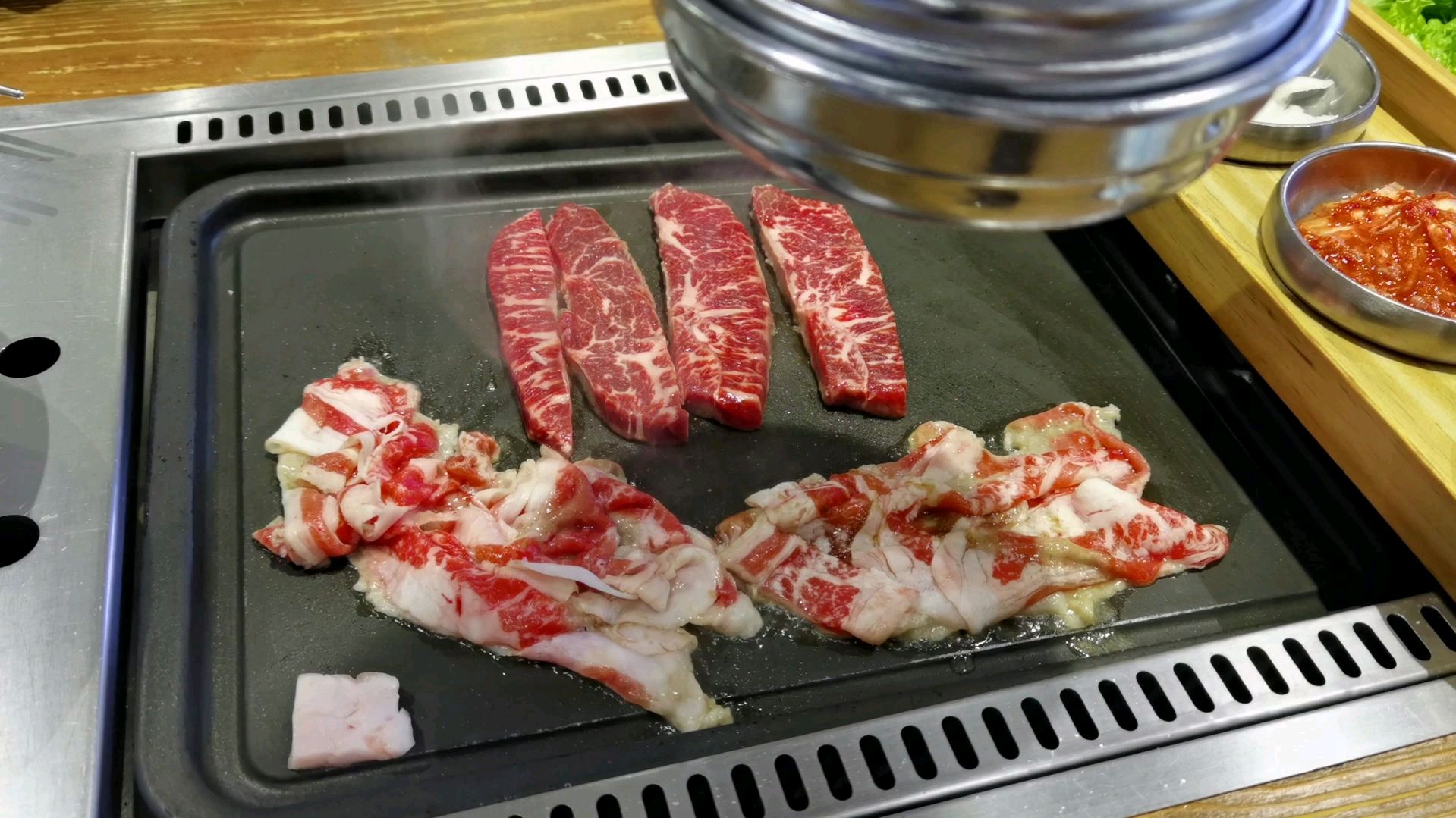 天津的韩国烤肉店,人均不到百元,老板太大方,吃烤肉先送半桌菜