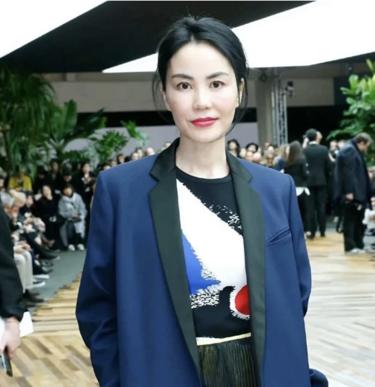 54岁王菲近照,这完全是一个年轻的女孩子啊!这皮肤又白又紧致