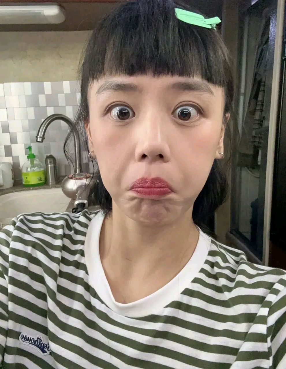 马思纯齐刘海配上搞怪的表情,真的一点儿偶像包袱都没有呀!