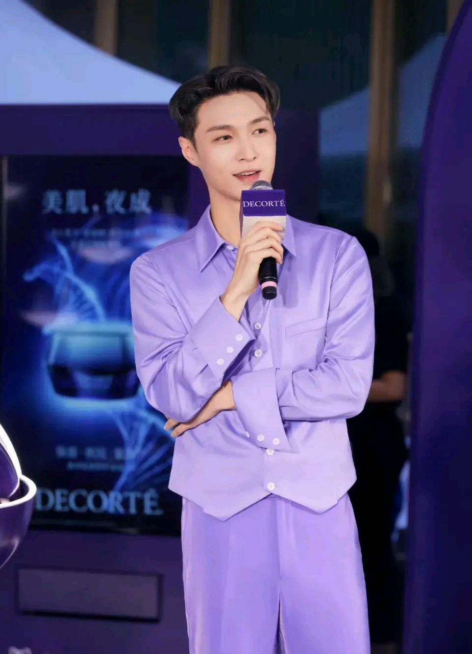 紫色衬衫也可以穿得这么好看,不愧是冷白皮的张艺兴!