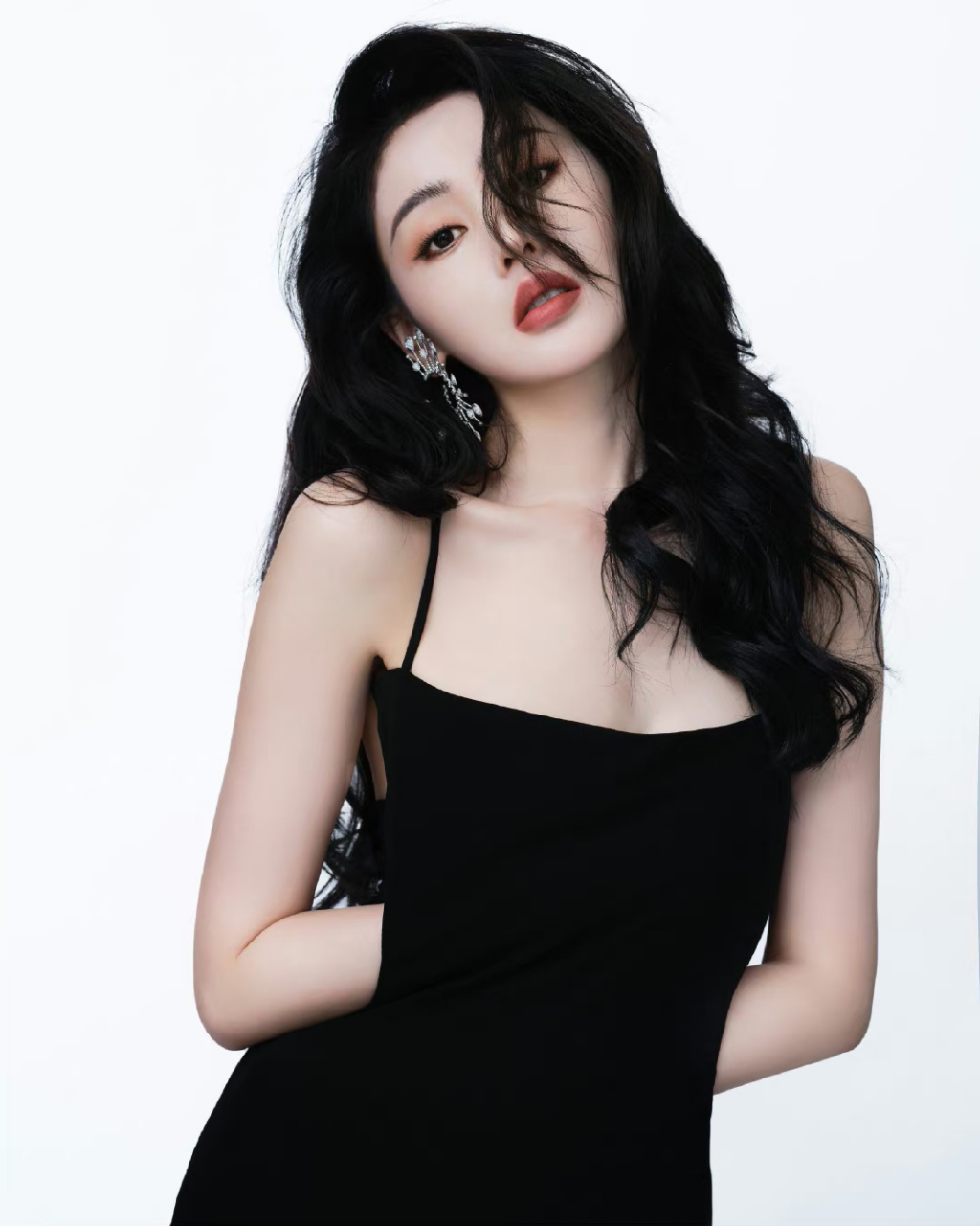 张天爱# 身穿黑色吊带裙,秀丽卷发披肩,明眸皓齿