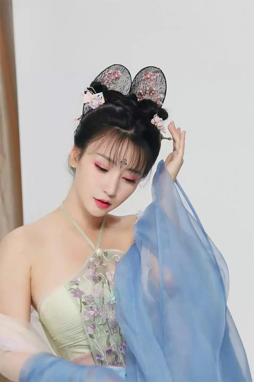 性感火辣的#柳岩# 穿上古装像不像杨贵妃?