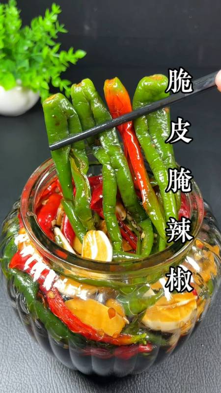 这样腌制的辣椒好吃又下饭,腌制好的辣椒放入冰箱冷藏储存-度小视