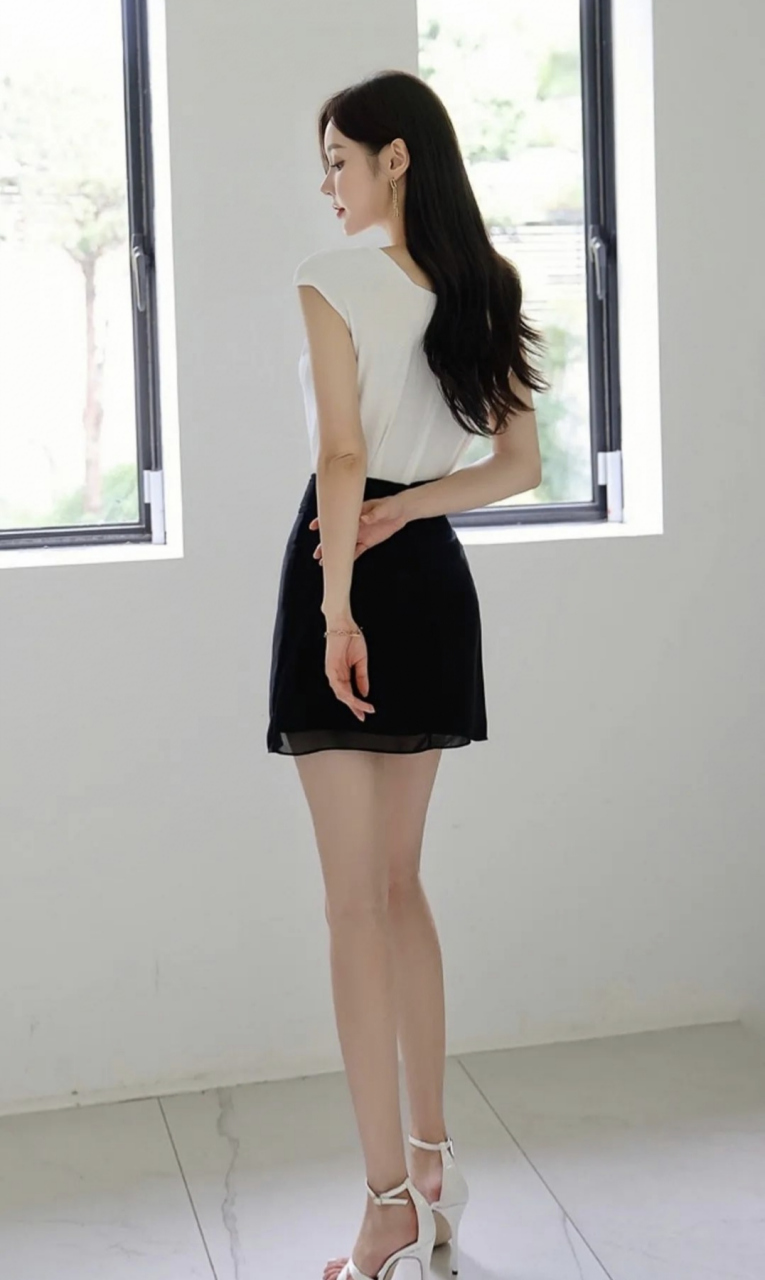 孙允珠,白色低胸上衣搭配黑色超短裙,性感诱人#时尚原创激励计划