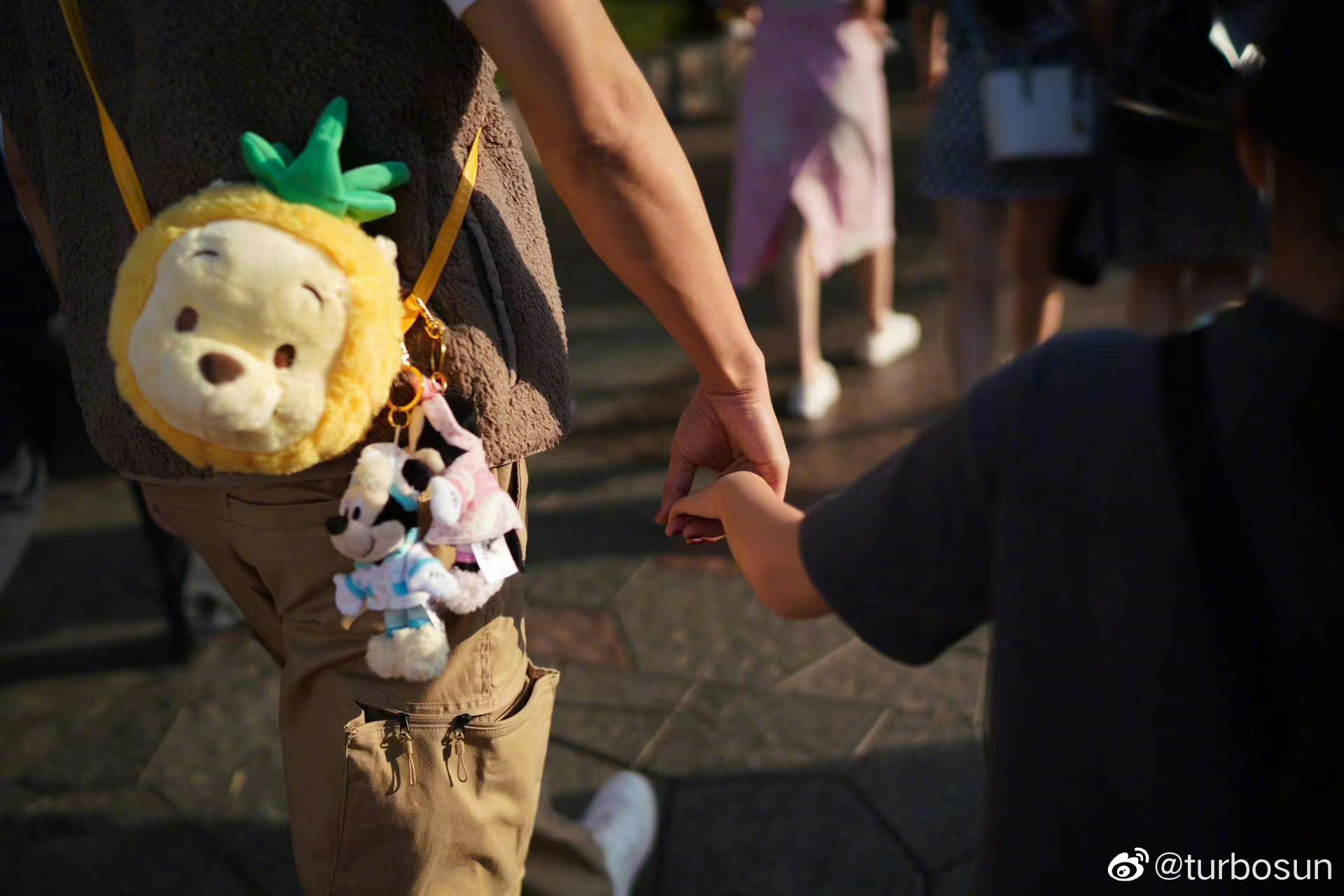 邓超和孙俪带着等等和小花94一家四口出游,欢乐融融.