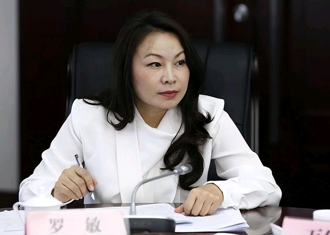 "美女书记"罗敏:给3位上司做情人,由少校军官转职公务员堕落