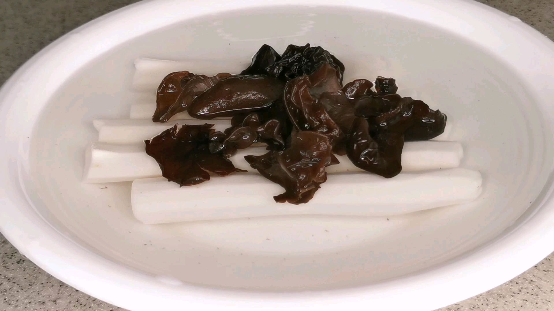 山药里加木耳黑白分明,清脆爽口不发黑,大厨分享营养美味的做法