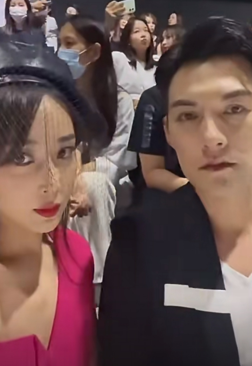 严屹宽和老婆同场出席活动,两人在观众席自拍秀恩爱,严屹宽颜值过于