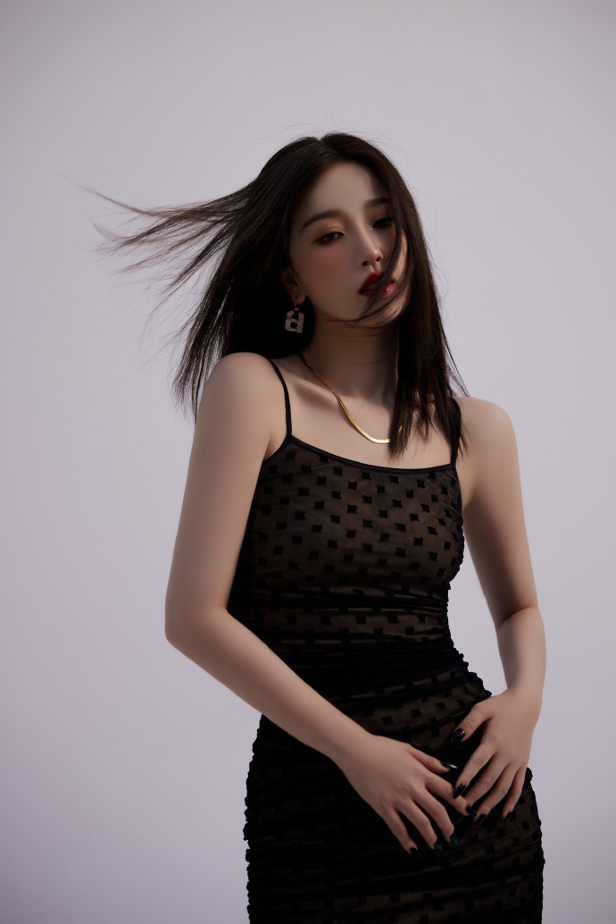 组图：虞书欣黑金AI风造型写真释出 着紧身吊带裙演绎异次空间感第3张图片