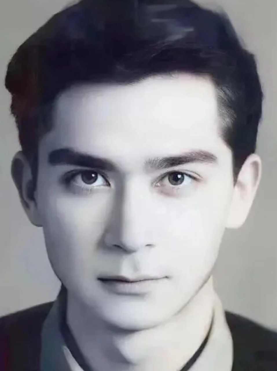 照片中的王德民教授是一个混血儿,他的母亲是瑞士人,父亲是中国人,从