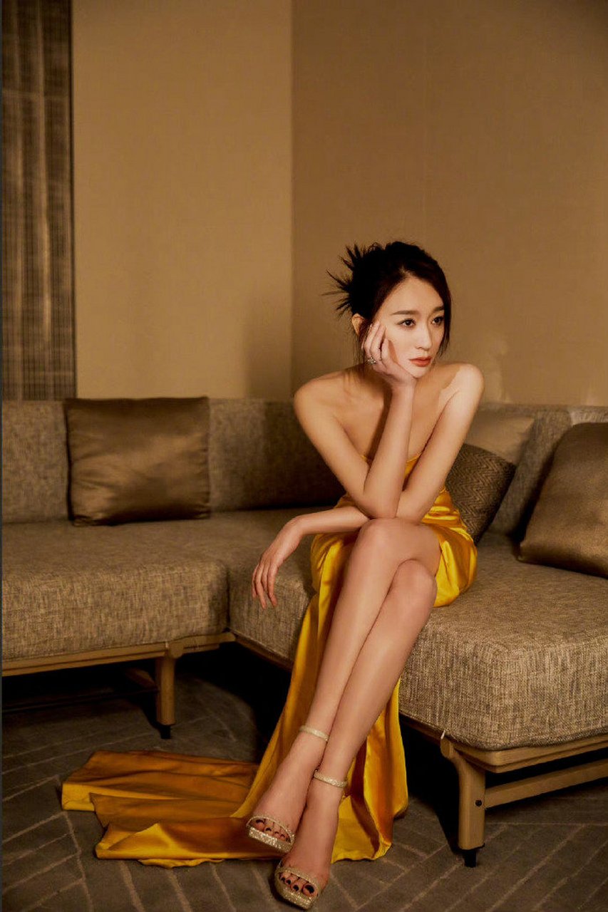 李小冉是一位颜值和身材都备受好评的女演员.