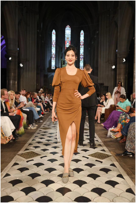 中国模特赵欣亮相valeriya 2023/24秋冬高定发布会