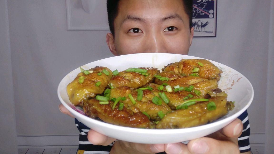 小伙第一次做美年达鸡翅居然没有翻车,还配米饭吃得巨香!
