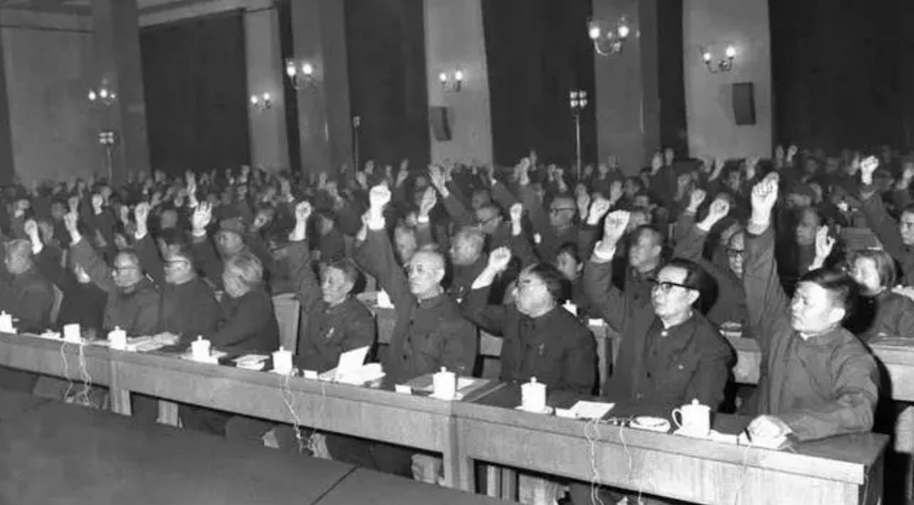 他是贵州省委原书记,大力平反冤假错案,努力纠正"两个凡是"