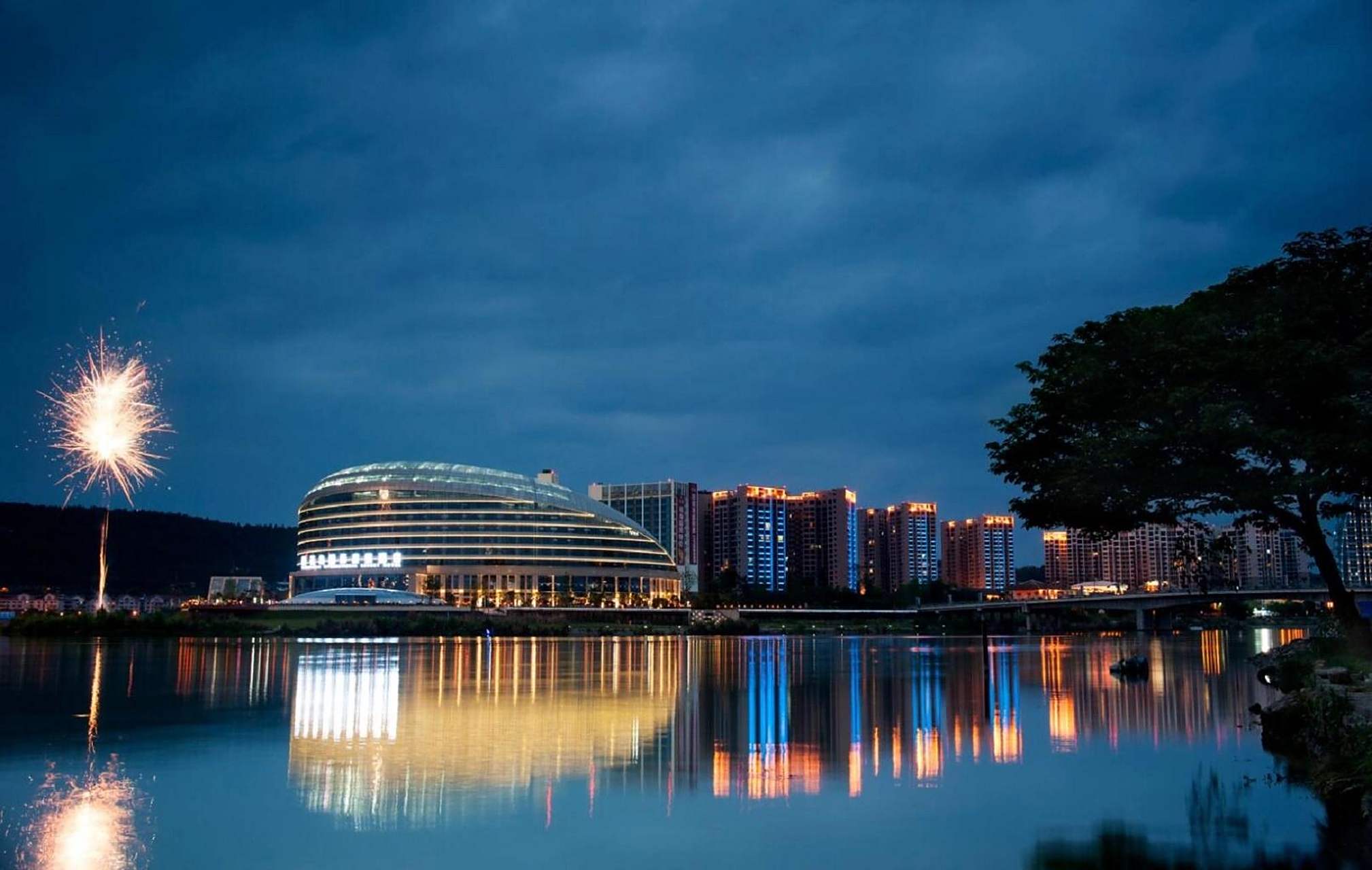 绵阳桃花岛国际度假酒店位于绵阳市经开区三江交汇口下游,5.